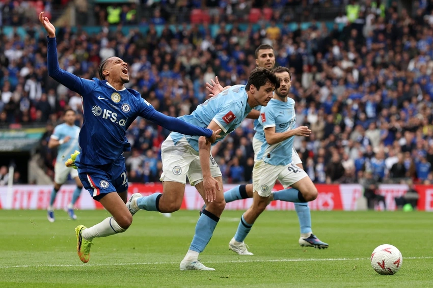 Chelsea penalty claim waved away in FA Cup final defeat to City