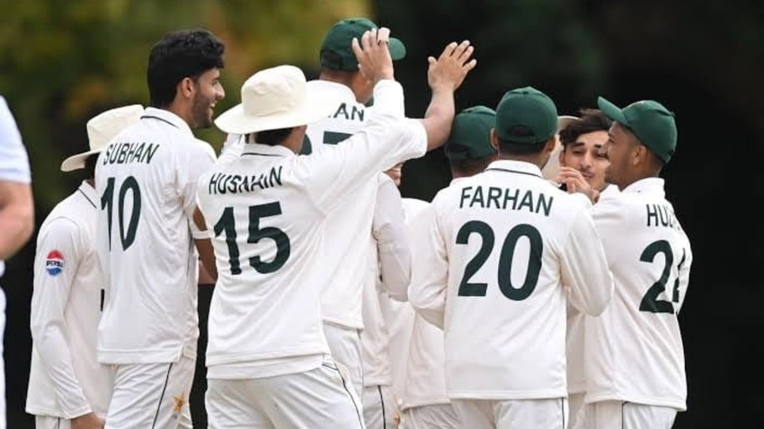 UK Protesters Mistake Pakistan Cricket Team for Migrants! 🏏🇬🇧