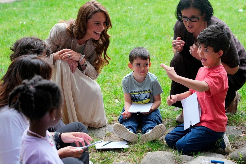 Kate's Italy comeback wows crowds in Reggio Emilia