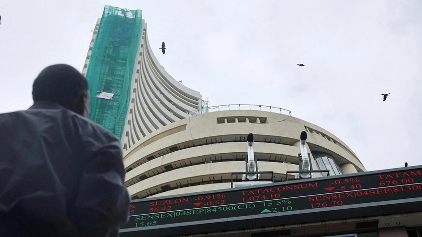 Sensex, Nifty Dip as Reliance and ICICI Bank Drag Indian Stocks