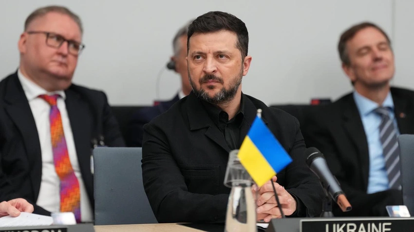 Ukraine-Russia War: Refinery Strikes & Warning of Massive Attack