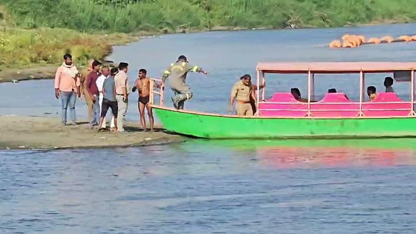 Bridge mishap capsizes Yamuna boat near Vrindavan, 10 dead