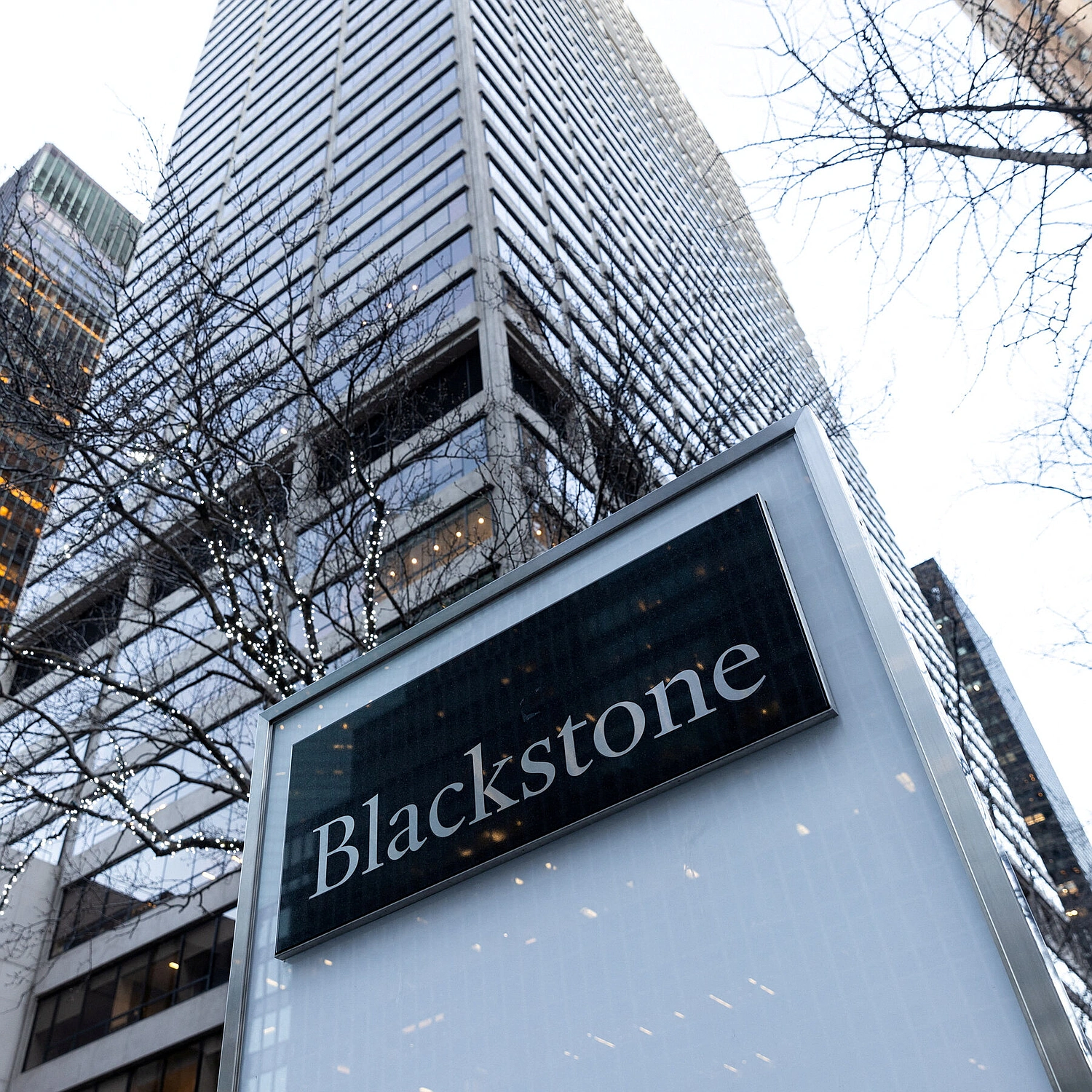 Trump pushes ban on large investors from buying homes