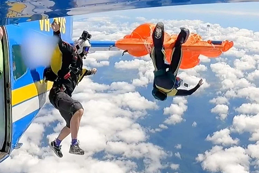 Skydiver frees themselves mid-air from plane tail using hook knife