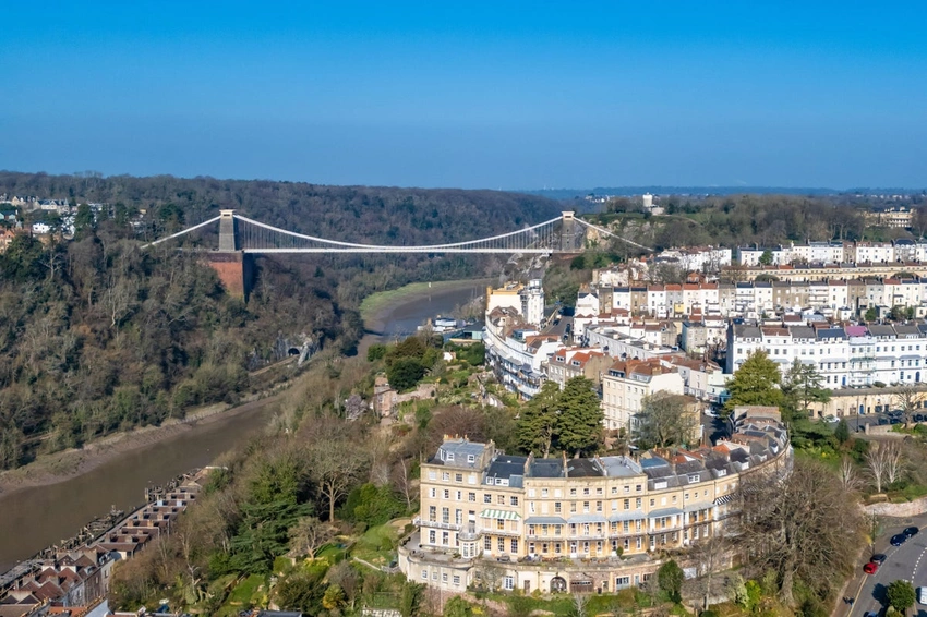 Homebuyers: Save 28% by Looking Just Beyond Pricey Postcodes! 🏡💰