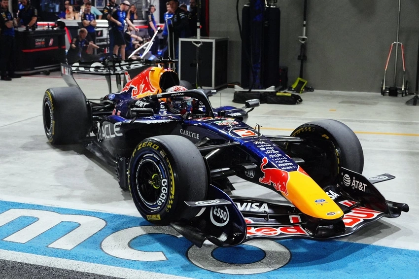 Verstappen Dominates Singapore 'Super Saturday', Russell's Title Hopes Crash