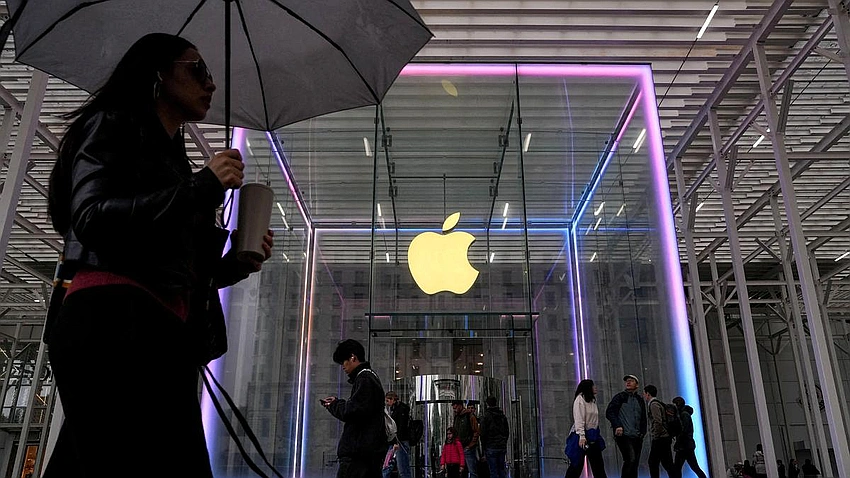 Apple Enters $4 Trillion Club as iPhone 17 Fuels Rally