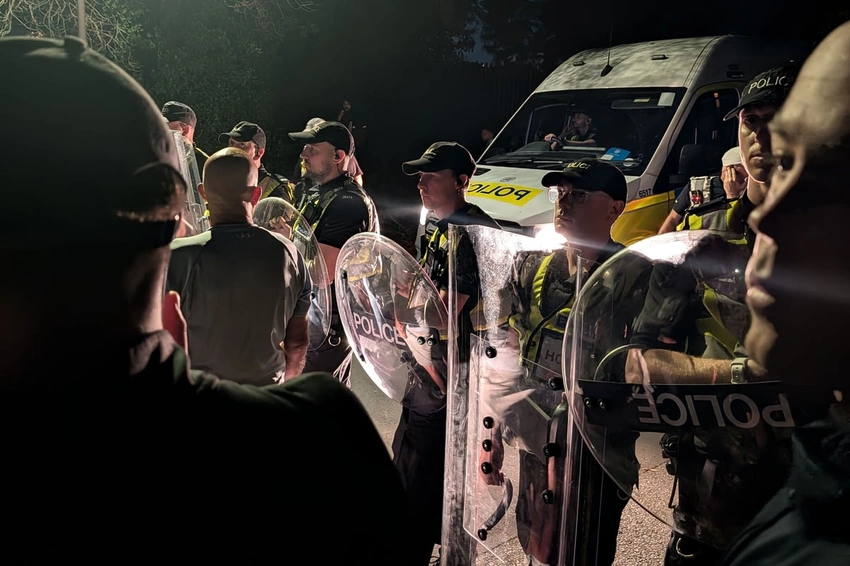 Portsmouth Protests Erupt: Hundreds Block Migrant Transport After Small Boat Arrival