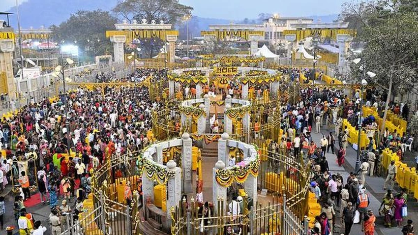 Sammakka's Descent Sparks Devotion at Medaram Maha Jatara