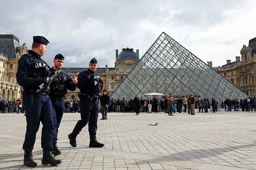 Louvre in Crisis: Heist, Leaks, and a Raging Staff Strike