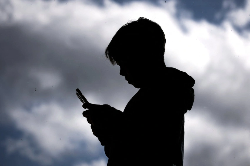 Harry & Meghan Back UK Social Media Ban for Under-16s, Demand Deeper Tech Reform