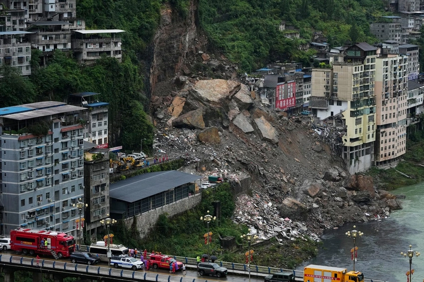 China Landslide Tragedy: Race Against Time for Survivors in Chongqing