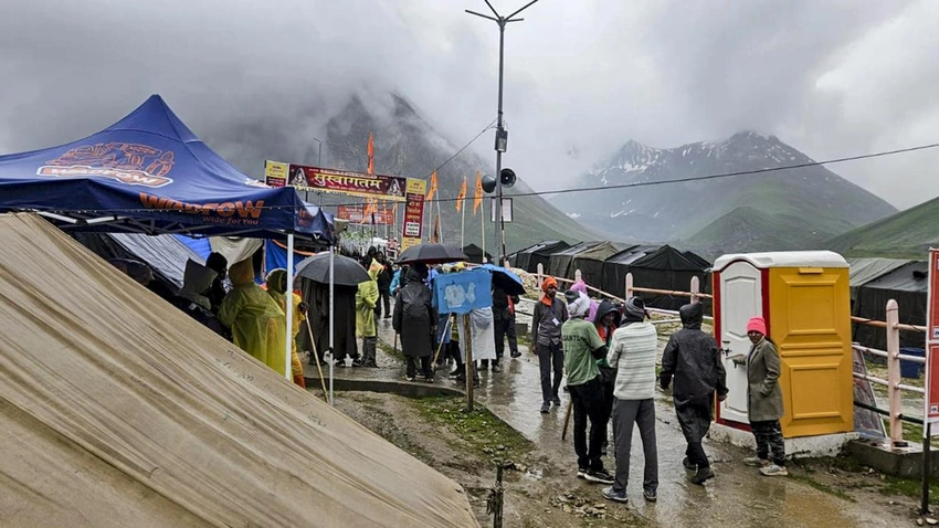 Chardham Yatra Halted! Heavy Rains & Landslides Shut Down Pilgrim Routes 🌧️