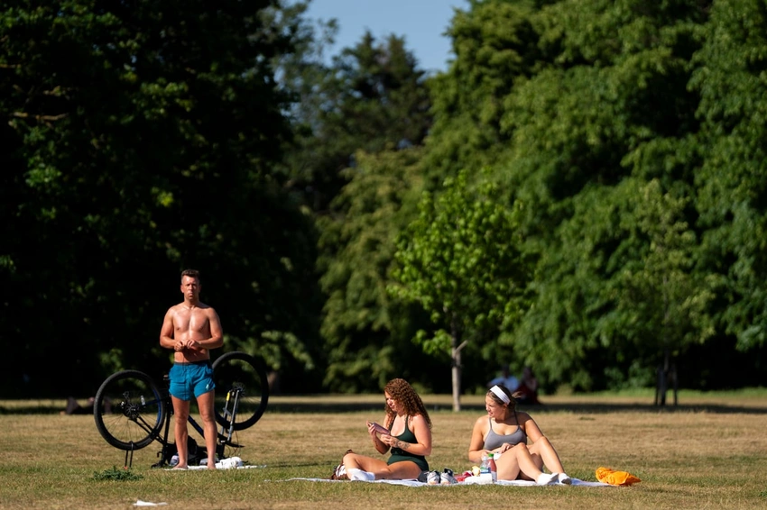 UK Sizzles in Record-Breaking May Heatwave: London Hits 35.1C!