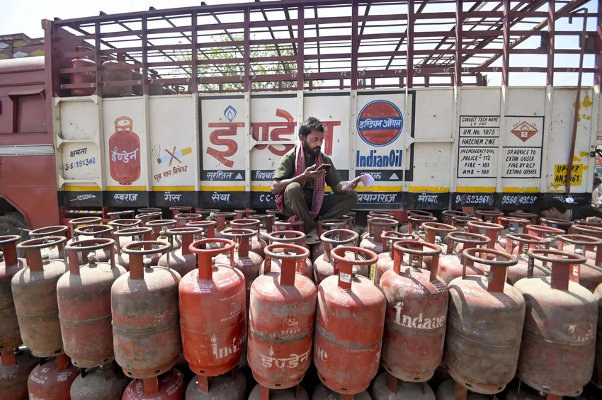 Commercial LPG Cylinders: Delhi Rs 195.50 up, Kolkata Rs 218