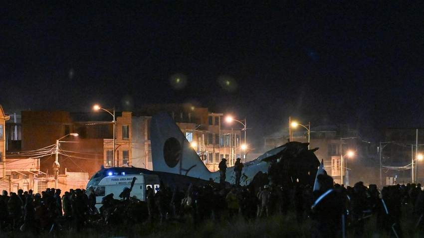 Bolivia cargo plane crashes near La Paz; banknotes litter the scene