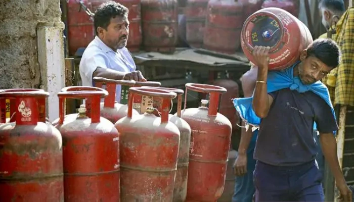 LPG Shortage Hits Bengaluru: Hotels and PGs Face Rationing Rules
