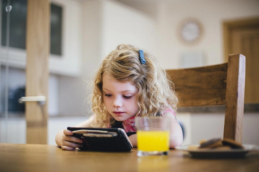 UK caps screen time for under-5s at one hour daily with 'screen swaps'