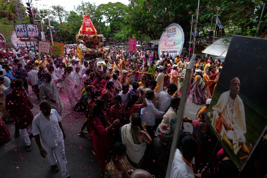 Puri Rath Yatra Resumes: Lakhs Pull Chariots Amid Chants of 'Jay Jagannath'!