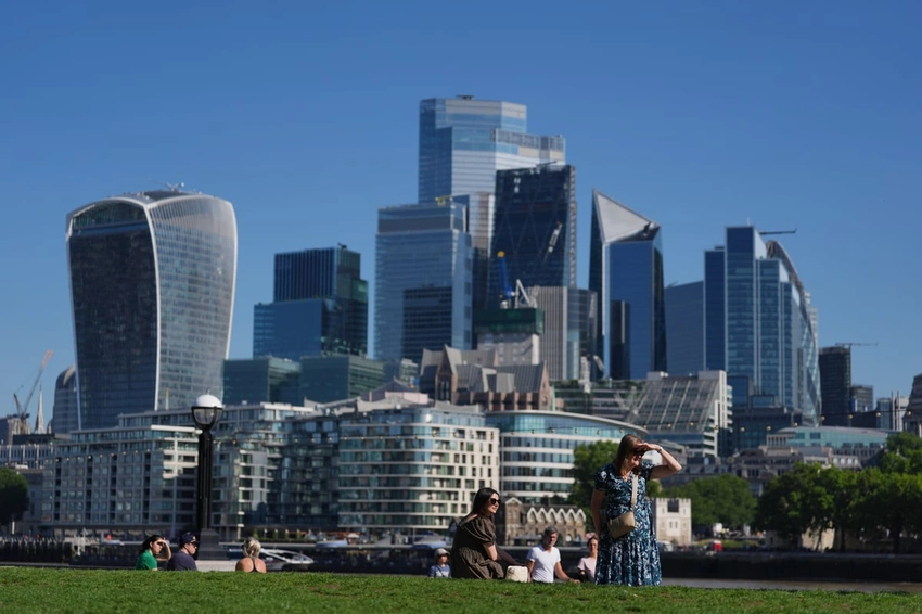 UK Braces for 36C Heatwave! Amber Warning Issued ☀️🌡️