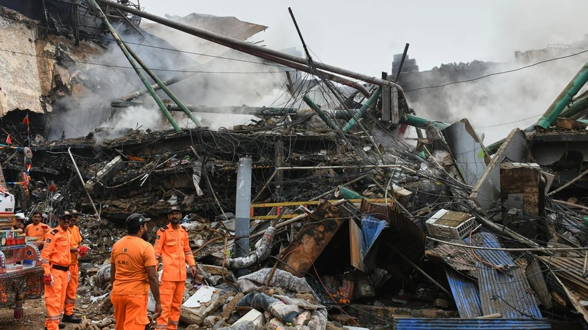 Karachi Mall Fire in Gul Plaza Kills 21 as Dozens Remain Missing