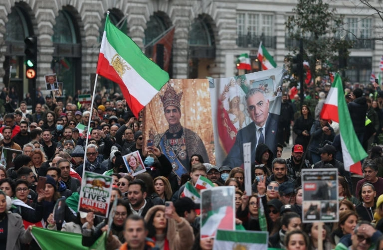 Iran Protests: Reza Pahlavi Urges Protesters to Stay in the Streets