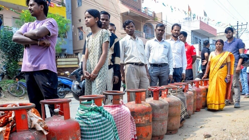 LPG Shortage Triggers IndianOil App Boom, Overtakes ChatGPT on Play Store