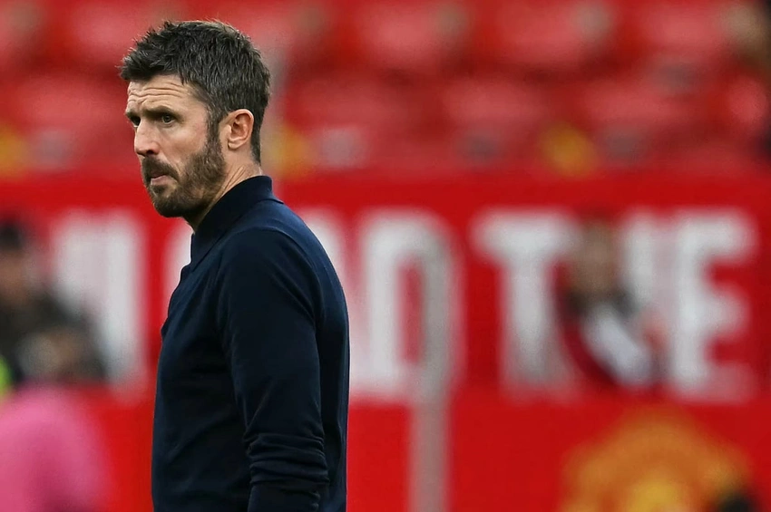 Carragher Blasts Carrick's Derby Blunder: Why Fernandes Suffered!