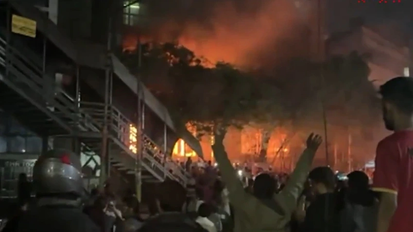 Bangladesh Protests Escalate as Osman Hadi Dies; Anti-India Chants Roar in Dhaka