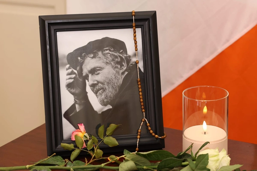 Thousands Mourn 'Trailblazer' Glen Hansard in Emotional Dublin Farewell