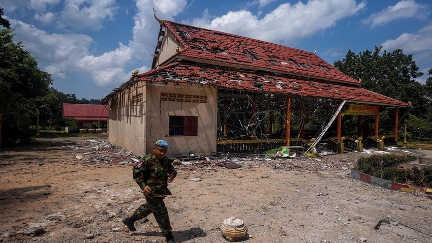 Thailand-Cambodia border clashes: air strikes intensify as ceasefire collapses