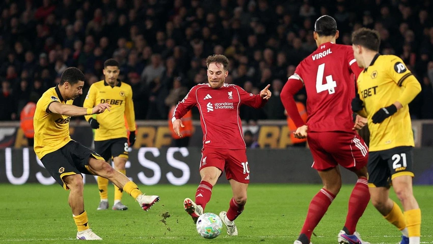 Wolves stun Liverpool with stoppage-time winner in dramatic 2-1