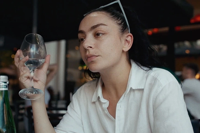 Charli XCX in Erupcja: A Romantic Eruption Unfolds in Warsaw
