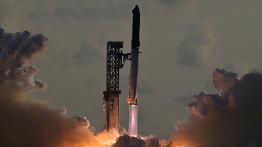 SpaceX Starship Reaches Orbit! 🚀 Major Milestone for Moon & Mars Missions!
