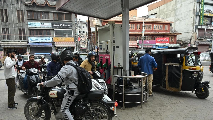 Govt says India holds 60 days of oil, 1 month LPG amid emergency fears