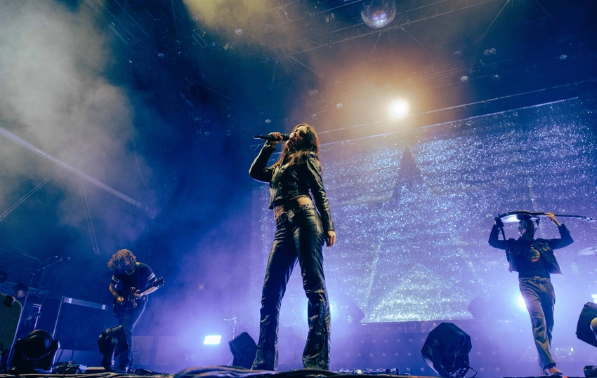 Wolf Alice, Anna Calvi & Dove Ellis Unite for Mazzy Star Cover at Green Man Fest!
