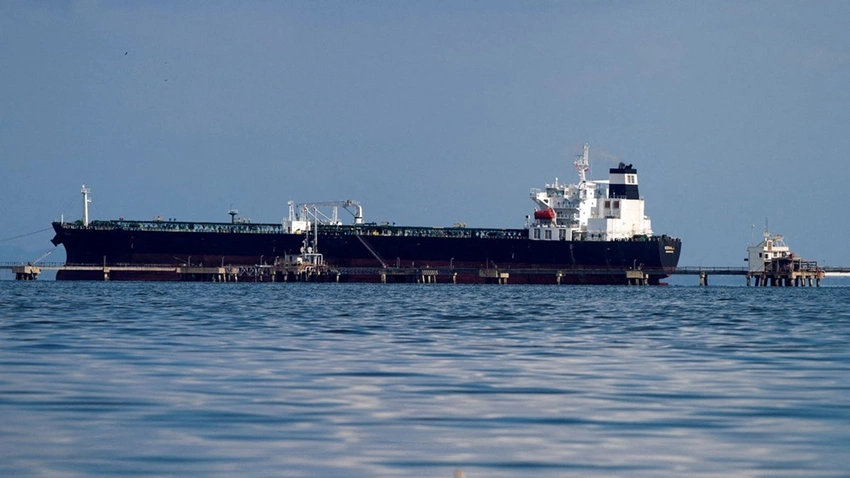 Timelapse Shows Tankers Creep Through Hormuz as Oil Route Bottleneck Deepens