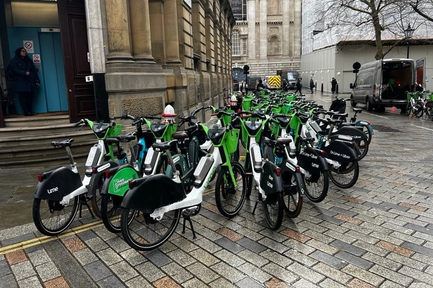 E-Bike Chaos: Thousands Seized in London as Pavements Blocked!