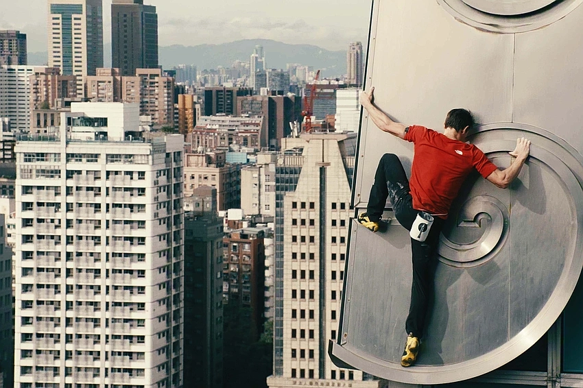 Honnold's rope-free Taipei 101 climb delayed by rain