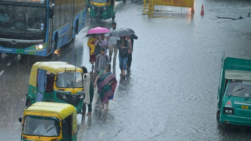 Delhi Under Red Alert! Heavy Rains & Thunderstorms Expected This Weekend ⛈️