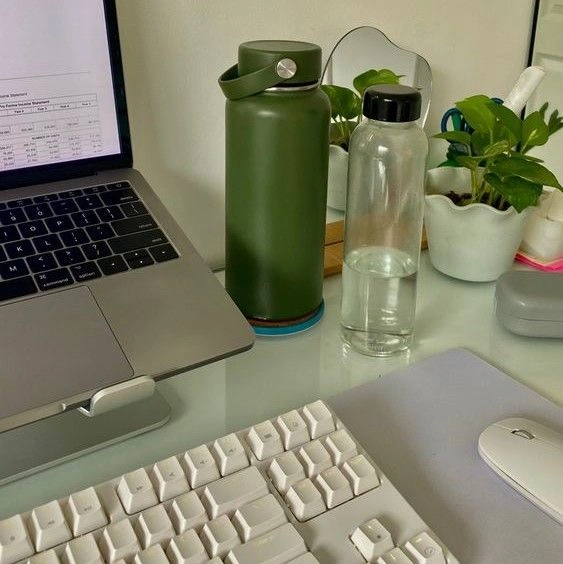 Water bottle study desk, green tea student