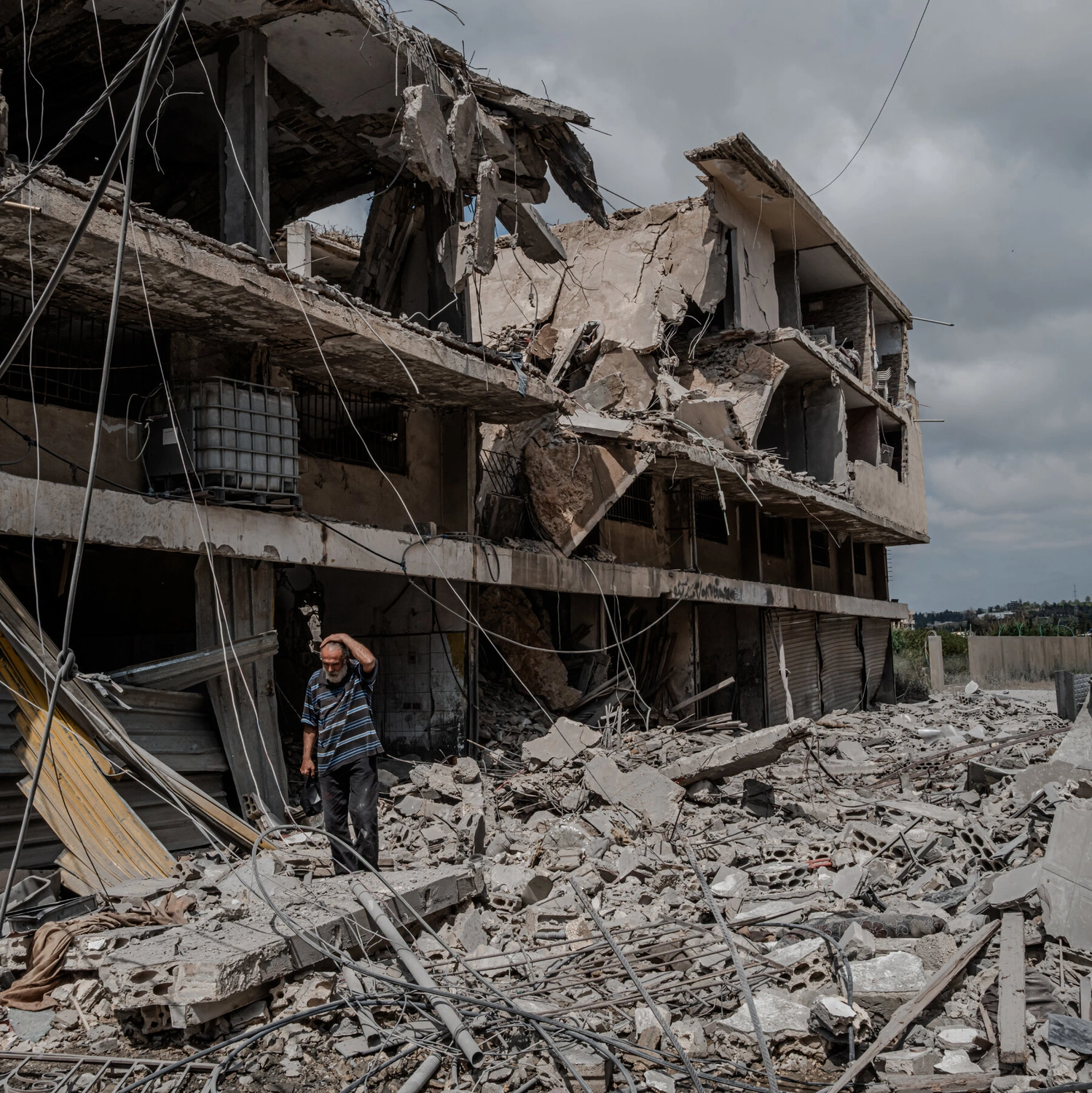 Israeli Strikes Kill 14 in Lebanon Just Before High-Stakes Washington Talks