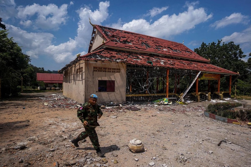 Ceasefire collapses as Thailand and Cambodia renew border airstrikes