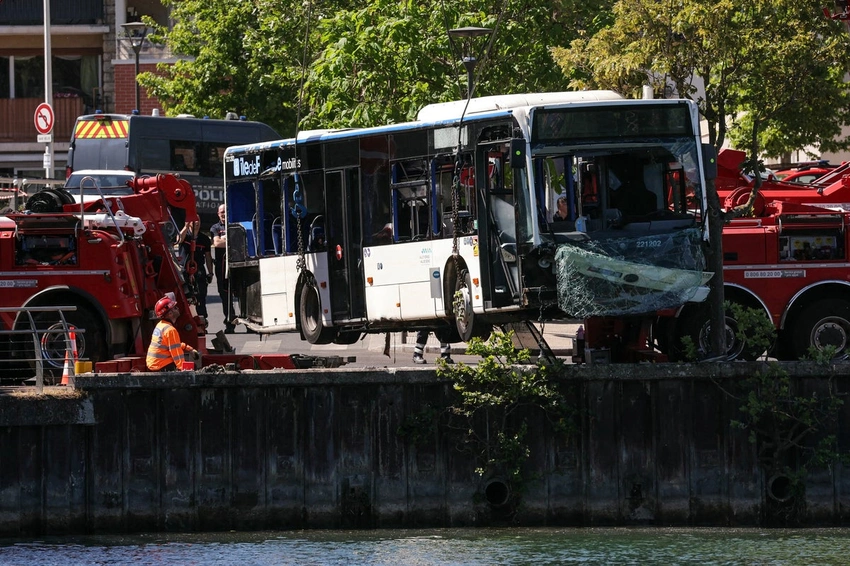 Trainee bus driver crashes into the Seine near Paris