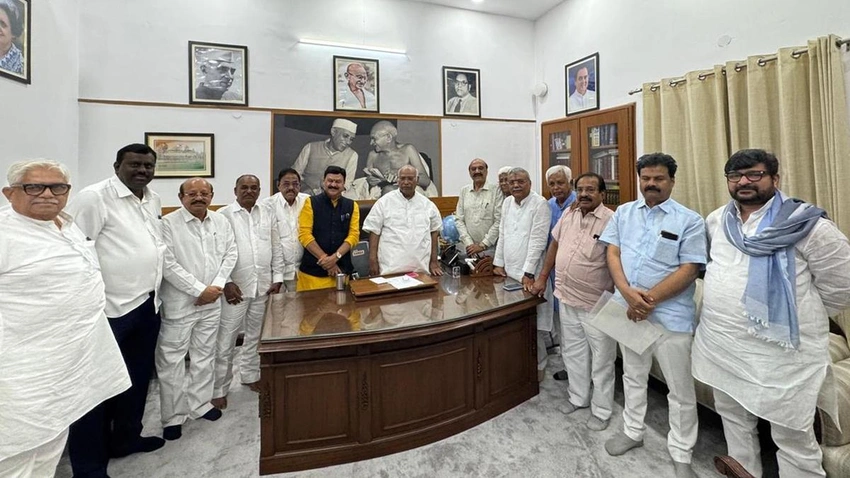 Karnataka Congress MLAs in Delhi push for cabinet reshuffle