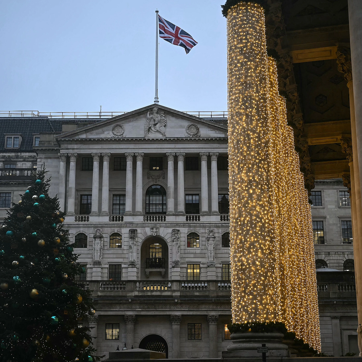 Bank of England cuts rates to 3.75%: impact on mortgages and savings