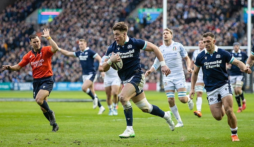 Scotland stun France 50-40 to keep Six Nations dream alive