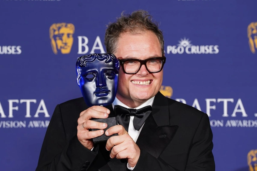 Alan Carr Transforms Castle Shed into Community Cafe! ☕👑