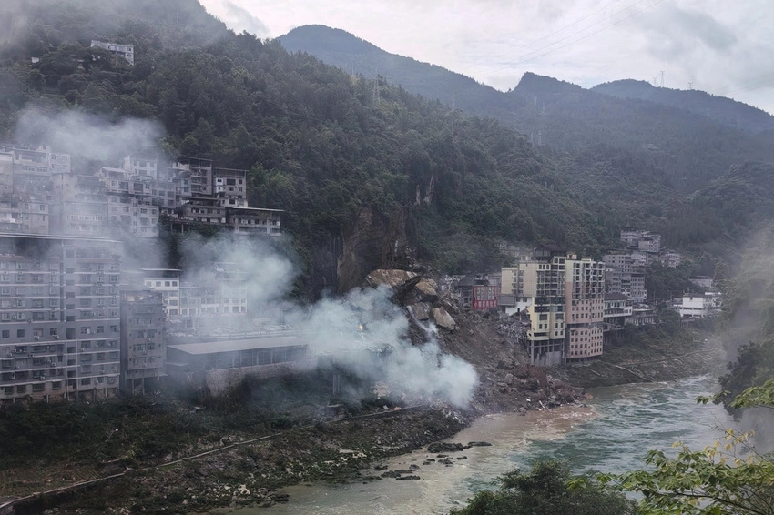 China Landslide Traps Residents in Chongqing! Rescue Efforts Underway