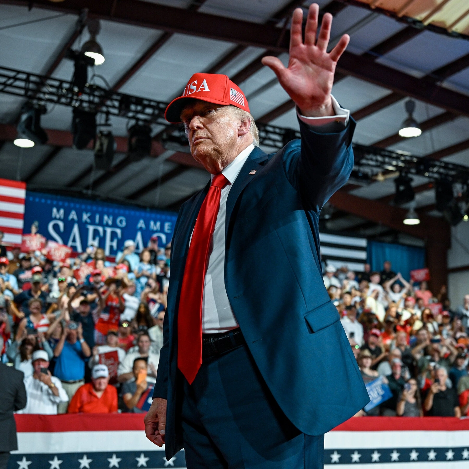 Republicans 'Panic' Over Trump's Erratic Actions Ahead of Midterms!